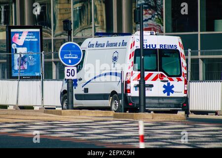 Reims Francia 27 febbraio 2021 ambulanza che attraversa le strade di Reims durante la pandemia di coronavirus che colpisce la Francia Foto Stock