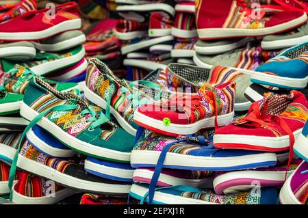 Argentina - scarpe colorate in vendita sul mercato a Tilcara Foto Stock