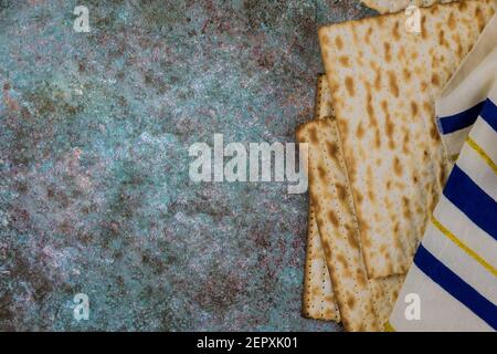 Pasqua festeggia con kosher i grandi simboli delle vacanze in famiglia ebraica matzah tradizionale tallit Foto Stock