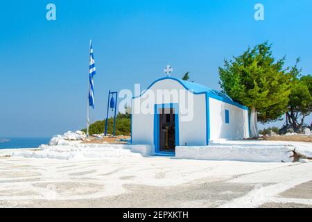 Tradizionale cappella greca su una collina, isola di Rodi, Grecia Foto Stock