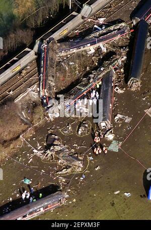 Immagine del fascicolo datata 13/12/01, di una veduta aerea della scena del terribile incidente di Selby North Yorks, dove due macchinisti, due altri membri del personale GNER e sei passeggeri sono morti il 28 2001 febbraio; Dopo che il servizio passeggeri da Newcastle a Londra ha colpito una Land Rover che si era arroccata fuori dall'autostrada M62 e si è schiantata sulla pista. Data di emissione: Domenica 28 febbraio 2021. E' il 20° anniversario del Selby Rail Crash, la peggiore tragedia ferroviaria britannica del 21° secolo. Foto Stock