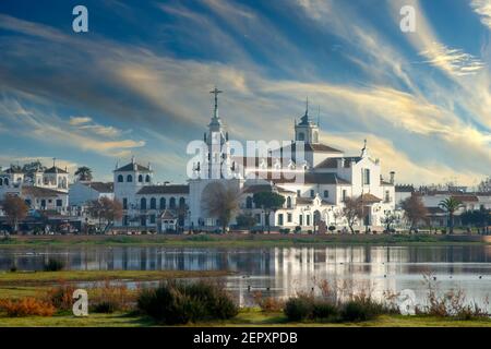 Santuario della Vergine di El Rocío nelle paludi della riserva di Doñana, Huelva Foto Stock