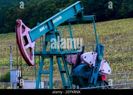 Martinetto pompa su campo petrolifero e industria del gas, olio pozzo derrick Foto Stock