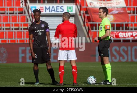 Albert Sambi Lokonga di Anderlecht e Mehdi Carcela di Standard raffigurati durante una partita di calcio tra Standard de Liege e RSC Anderlecht, domenica 28 Foto Stock