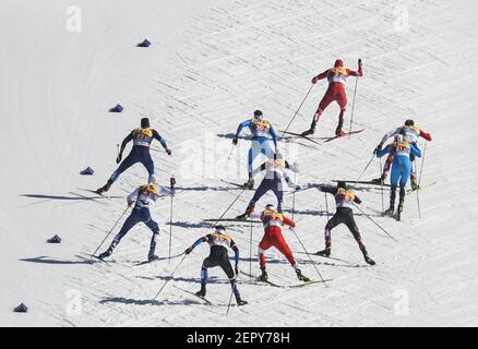 Oberstdorf, Germania. 28 Feb 2021. Sci nordico: Campionati del mondo, sci di fondo - squadra sprint freestyle, uomini. Gli atleti in azione. Credit: Karl-Josef Hildenbrand/dpa/Alamy Live News Foto Stock