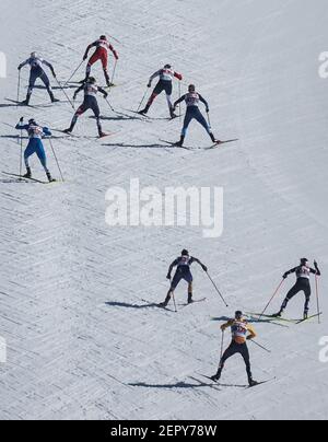 Oberstdorf, Germania. 28 Feb 2021. Sci nordico: Campionato del mondo, sci di fondo - squadra sprint freestyle, donne. Gli atleti durante la gara. Credit: Karl-Josef Hildenbrand/dpa/Alamy Live News Foto Stock