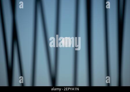 Santiago, Metropolitana, Cile. 28 Feb 2021. La luna piena di febbraio, chiamata Luna di neve, nel mezzo di una recinzione del parco. Credit: Matias Basualdo/ZUMA Wire/Alamy Live News Foto Stock