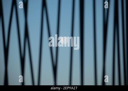 Santiago, Metropolitana, Cile. 28 Feb 2021. La luna piena di febbraio, chiamata Luna di neve, nel mezzo di una recinzione del parco. Credit: Matias Basualdo/ZUMA Wire/Alamy Live News Foto Stock