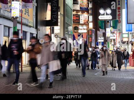 Tokyo, Giappone. 28 Feb 2021. La gente passeggia nel quartiere della moda di Tokyo Shibuya domenica 28 febbraio 2021. 329 persone sono state infettate con il nuovo coronavirus il 28 febbraio. Credit: Yoshio Tsunoda/AFLO/Alamy Live News Foto Stock