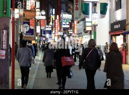 Tokyo, Giappone. 28 Feb 2021. La gente passeggia nel quartiere della moda di Tokyo Shibuya domenica 28 febbraio 2021. 329 persone sono state infettate con il nuovo coronavirus il 28 febbraio. Credit: Yoshio Tsunoda/AFLO/Alamy Live News Foto Stock