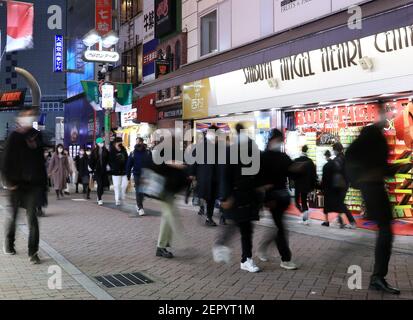 Tokyo, Giappone. 28 Feb 2021. La gente passeggia nel quartiere della moda di Tokyo Shibuya domenica 28 febbraio 2021. 329 persone sono state infettate con il nuovo coronavirus il 28 febbraio. Credit: Yoshio Tsunoda/AFLO/Alamy Live News Foto Stock