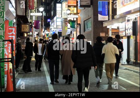 Tokyo, Giappone. 28 Feb 2021. La gente passeggia nel quartiere della moda di Tokyo Shibuya domenica 28 febbraio 2021. 329 persone sono state infettate con il nuovo coronavirus il 28 febbraio. Credit: Yoshio Tsunoda/AFLO/Alamy Live News Foto Stock