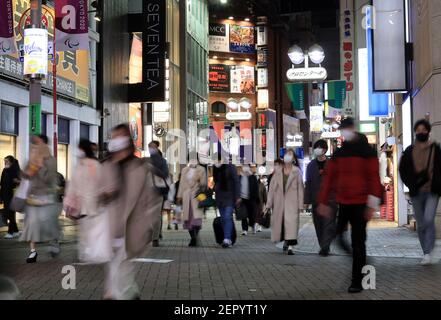 Tokyo, Giappone. 28 Feb 2021. La gente passeggia nel quartiere della moda di Tokyo Shibuya domenica 28 febbraio 2021. 329 persone sono state infettate con il nuovo coronavirus il 28 febbraio. Credit: Yoshio Tsunoda/AFLO/Alamy Live News Foto Stock