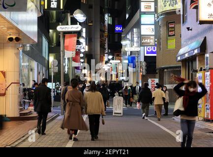 Tokyo, Giappone. 28 Feb 2021. La gente passeggia nel quartiere della moda di Tokyo Shibuya domenica 28 febbraio 2021. 329 persone sono state infettate con il nuovo coronavirus il 28 febbraio. Credit: Yoshio Tsunoda/AFLO/Alamy Live News Foto Stock