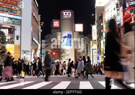 Tokyo, Giappone. 28 Feb 2021. La gente attraversa una strada nel quartiere della moda di Tokyo Shibuya domenica 28 febbraio 2021. 329 persone sono state infettate con il nuovo coronavirus il 28 febbraio. Credit: Yoshio Tsunoda/AFLO/Alamy Live News Foto Stock