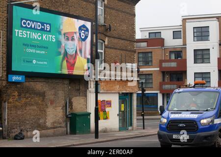 Londra, Regno Unito, 28 febbraio 2021: Un tabellone pubblicizza i kit di test per Covid ai proprietari di aziende. Anna Watson/Alamy Live News Foto Stock