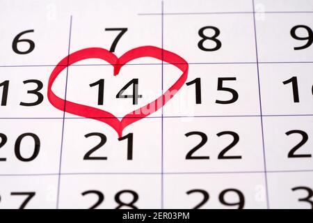 Data del giorno di San Valentino evidenziata con motivo a forma di cuore sul calendario Foto Stock
