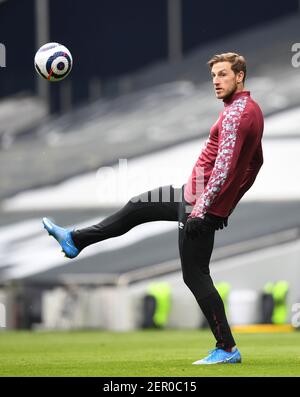 Chris Wood di Burnley si sta riscaldando prima della partita della Premier League al Tottenham Hotspur Stadium di Londra. Data immagine: Domenica 28 febbraio 2021. Foto Stock