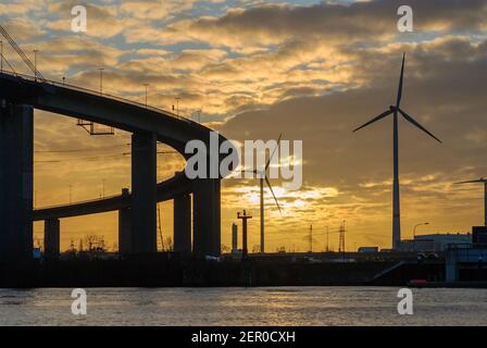 Amburgo, Germania: Ponte Koehlbrand e turbina eolica ad Amburgo nel tramonto Foto Stock