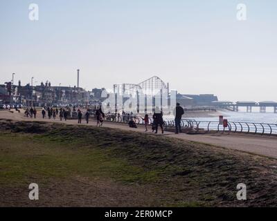 Blackpool, Regno Unito. 28 Feb 2021. Weather News.The beautiful Sunshine ha portato grandi folle a Blackpool questo pomeriggio, nonostante le restrizioni non essenziali di viaggio e blocco, sembra che il pubblico britannico ancora flout le regole. Credit: Gary Telford/Alamy Live News Foto Stock