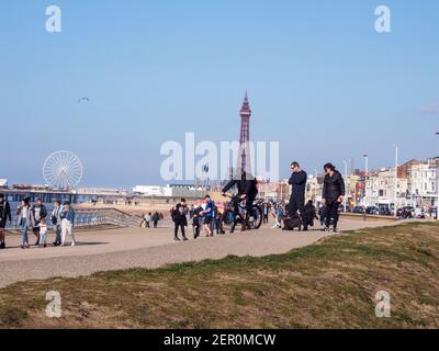 Blackpool, Regno Unito. 28 Feb 2021. Weather News.The beautiful Sunshine ha portato grandi folle a Blackpool questo pomeriggio, nonostante le restrizioni non essenziali di viaggio e blocco, sembra che il pubblico britannico ancora flout le regole. Credit: Gary Telford/Alamy Live News Foto Stock