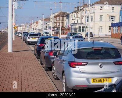 Blackpool, Regno Unito. 28 Feb 2021. Weather News.The beautiful Sunshine ha portato grandi folle a Blackpool questo pomeriggio, nonostante le restrizioni non essenziali di viaggio e blocco, sembra che il pubblico britannico ancora flout le regole. Credit: Gary Telford/Alamy Live News Foto Stock