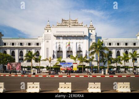8 febbraio 2016: Municipio di Yangon a Yangon, Myanmar birmania. L'edificio e' un bell'esempio di architettura birmana sincretica a livelli tradizionali Foto Stock