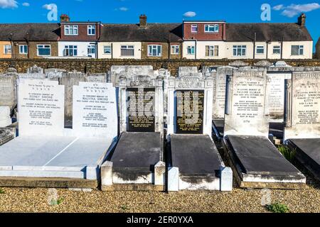 Tombe a East Ham Jewish Cemetery, East Ham, Londra, Regno Unito Foto Stock