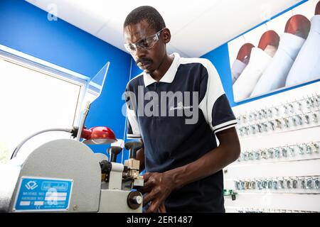 Johannesburg, Sudafrica - 2 ottobre 2012: Servizio di taglio delle chiavi all'interno di una lavanderia automatica a secco Foto Stock