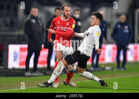 DERBY, INGHILTERRA. 26 FEBBRAIO Lee Buchanan della contea di Derby affronta Glenn Murray (25) della foresta di Nottingham durante la partita del campionato Sky Bet tra la contea di Derby e la foresta di Nottingham al Pride Park, Derby venerdì 26 febbraio 2021. (Credit: Jon Hobley | MI News) Credit: MI News & Sport /Alamy Live News Foto Stock