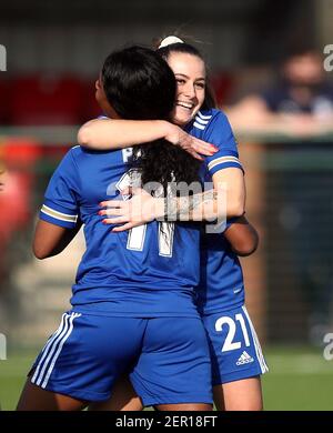 Hannah Cain (a destra) di Leicester City festeggia il primo gol della partita durante la partita fa Women's Championship al Quorn FC, Quorn. Data immagine: Domenica 28 febbraio 2021. Foto Stock