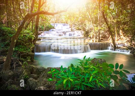 Cascata Huay Mae Khamin nel Parco Nazionale della Diga di Srinakarin. Kanchanaburi Thailandia cascata foresta tropicale Foto Stock