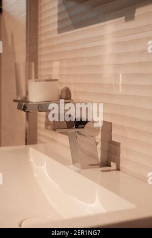 Dettaglio di un washstand con accessori. Oggetti semplici, ma piastrelle di parete insolite Foto Stock