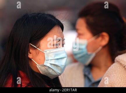 Pechino, Cina. 28 Feb 2021. La donna cinese indossa maschere facciali di protezione in un mercato alimentare a Pechino domenica 28 febbraio 2021. I funzionari cinesi della sanità hanno riportato il paese ad una posizione 'protettiva' come la minaccia di Covid-19 e le sue varianti continuano a minacciare il paese più popoloso del mondo. Foto di Stephen Shaver/UPI Credit: UPI/Alamy Live News Foto Stock