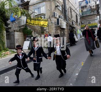 Gerusalemme, Israele. 28 Feb 2021. I bambini ebrei ultra-ortodossi si vestono in costumi per celebrare Purim a Mea Shearim a Gerusalemme, domenica 28 marzo 2021. Foto di Debbie Hill/UPI Credit: UPI/Alamy Live News Foto Stock