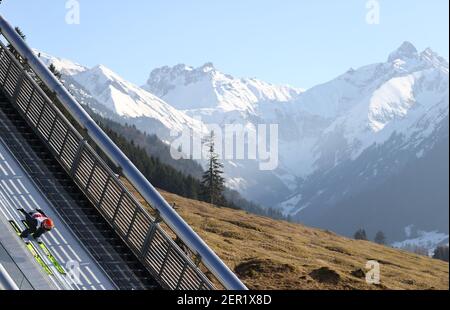 Oberstdorf, Germania. 28 Feb 2021. Sci nordico: Campionati del mondo, salto con gli sci - saltando a squadre miste, misto, turno di pratica. Yuki Ito in azione. Credit: Daniel Karmann/dpa/Alamy Live News Foto Stock