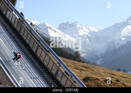 Oberstdorf, Germania. 28 Feb 2021. Sci nordico: Coppa del mondo, salto con gli sci - squadra mista, mista, prova. Anna Twardosz dalla Polonia in azione. Credit: Daniel Karmann/dpa/Alamy Live News Foto Stock