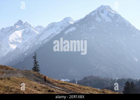 Oberstdorf, Germania. 28 Feb 2021. Sci nordico: Campionato del mondo. Un atleta corre su una pista con montagne sullo sfondo, vicino al salto con gli sci. Credit: Daniel Karmann/dpa/Alamy Live News Foto Stock