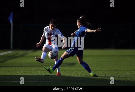 Ffion Morgan di Crystal Palace e Hannah Cain di Leicester City (a destra) combattono per la palla durante la partita del Femminile Championship al Quorn FC, Quorn. Data immagine: Domenica 28 febbraio 2021. Foto Stock