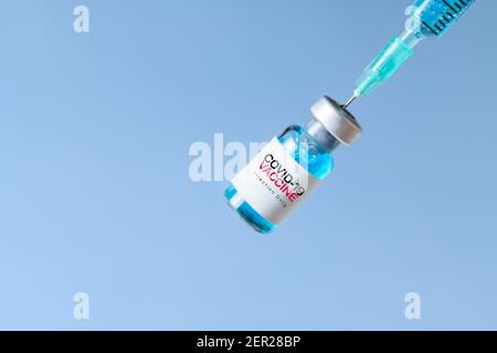 Chiuso di siringa e vaccino covid-19 su sfondo blu, medico concetto di attrezzatura Foto Stock
