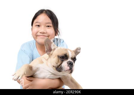 Felice piccola ragazza carina sorriso e giocare con bulldog francese isolato su sfondo bianco, animali domestici e animale amico concetto. Foto Stock