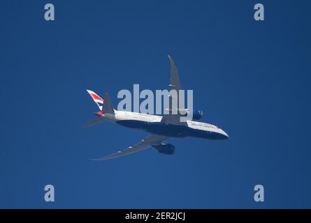 28 febbraio 2021. British Airways Boeing 787 Dreamliner vola su Wimbledon, lasciando Londra Heathrow a Bangkok in un bel cielo blu chiaro. Credito: Malcolm Park/Alamy. Foto Stock