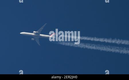 28 febbraio 2021. Il Boeing 777 della Turkish Airlines vola su Londra a 3.000 piedi, volando da Istanbul a Chicago in un bel cielo blu chiaro. Credito: Malcolm Park/Alamy. Foto Stock