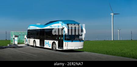 Presso la stazione degli autobus si trova una cella a combustibile a idrogeno Foto Stock