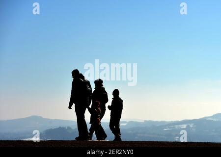 Kozakov, Repubblica Ceca. 28 Feb 2021. Persone che camminano in una giornata di sole nel paradiso boemo (100 chilometri a nord di Praga) durante la pandemia COVID-19 nella Repubblica Ceca. Credit: Slavek Ruta/ZUMA Wire/Alamy Live News Foto Stock