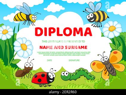 Diploma di educazione dei bambini con insetti cartoni animati graziose api, farfalla e ladybug, bruco e formica su erba verde, fiori camomilla sotto il cielo nuvoloso. Illustrazione Vettoriale