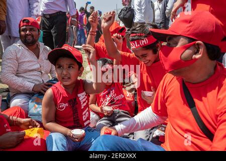 Una famiglia vestita di colori di partito si acclama durante un raduno congiunto dei partiti del Congresso, della sinistra e del fronte secolare indiano (ISF) prima delle elezioni legislative dello stato. Foto Stock