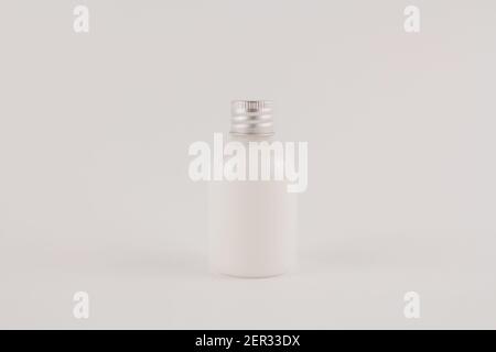 una crema bianca in un vaso trasparente su un bianco sfondo Foto Stock