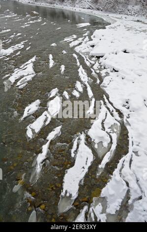 Il fiume Cheremosh nero in Verkhovyna è coperto di ghiaccio e neve Foto Stock