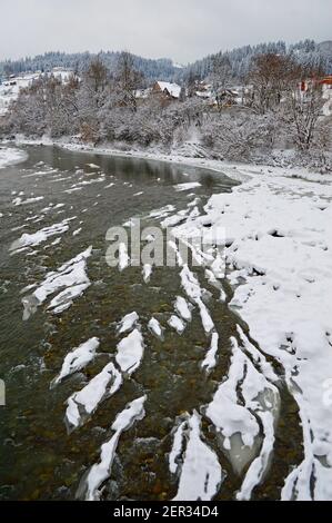 Il fiume Cheremosh nero in Verkhovyna è coperto di ghiaccio e neve Foto Stock